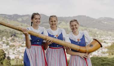 Jodeln, Alphorn und Fahnenschwingen – drei Schwestern beleben Schweizer Brauchtum