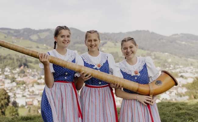 Jodeln, Alphorn und Fahnenschwingen – drei Schwestern beleben Schweizer Brauchtum