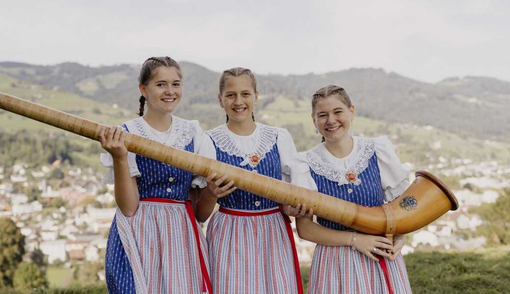 Jodeln, Alphorn und Fahnenschwingen – drei Schwestern beleben Schweizer Brauchtum