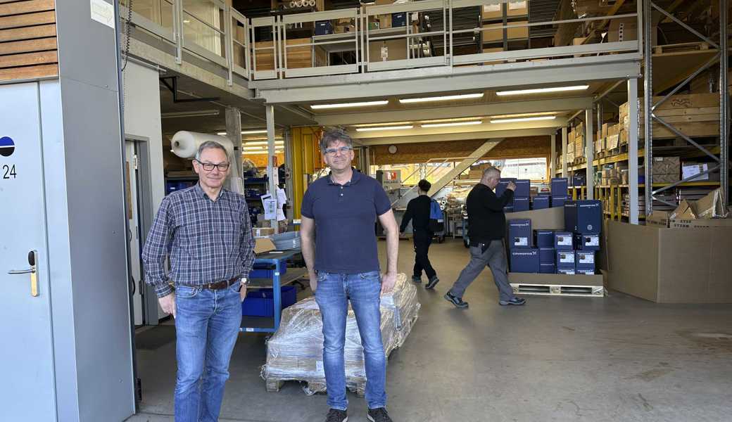 Heinz Böhler (links) und Bernhard Jonas im Eingang zur Produktionshalle am Firmensitz an der Viscosestrasse 46 in Widnau.  Noch in diesem Monat wird die Produktion nach Au an die Industriestrasse gezügelt.    Heinz Böhler (links) und Bernhard Jonas im Eingang zur Produktionshalle am Firmensitz an der Viscosestrasse 46 in Widnau.  Noch in diesem Monat wird die Produktion nach Au an die Industriestrasse gezügelt.