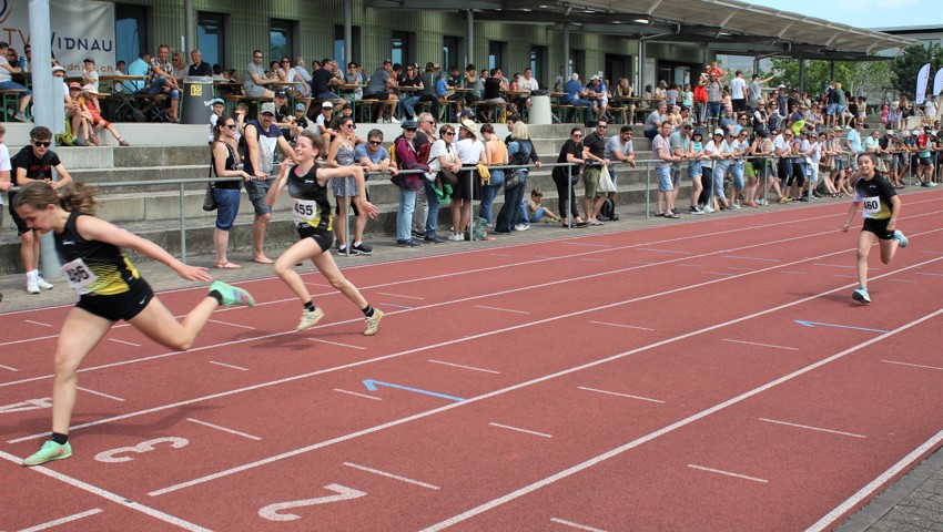 Auch beim Sprint vor der grossen Fankulisse zeigten die Athletinnen und Athleten starke Leistungen.