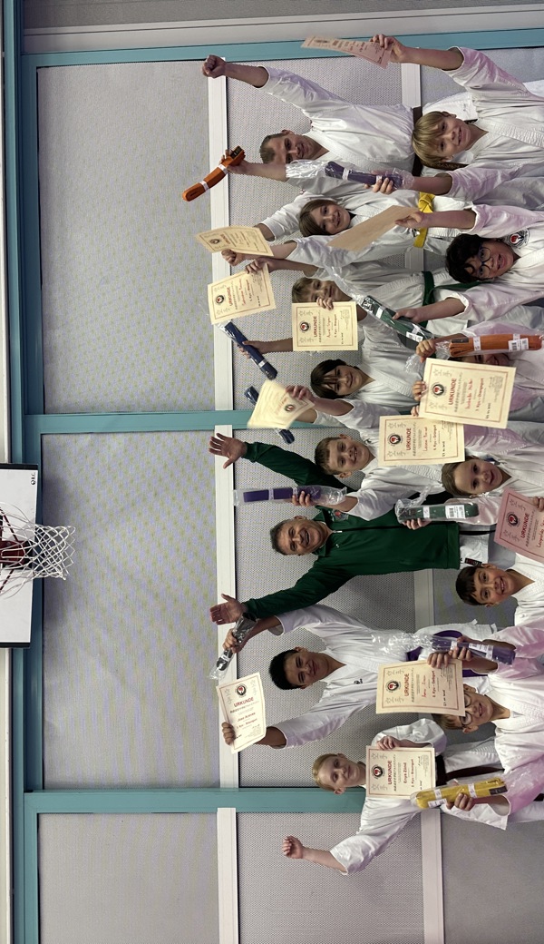 Sensei Mislim Imeroski sowie Assistent David Weder (hinten rechts) mit den erfolgreichen Karateskas