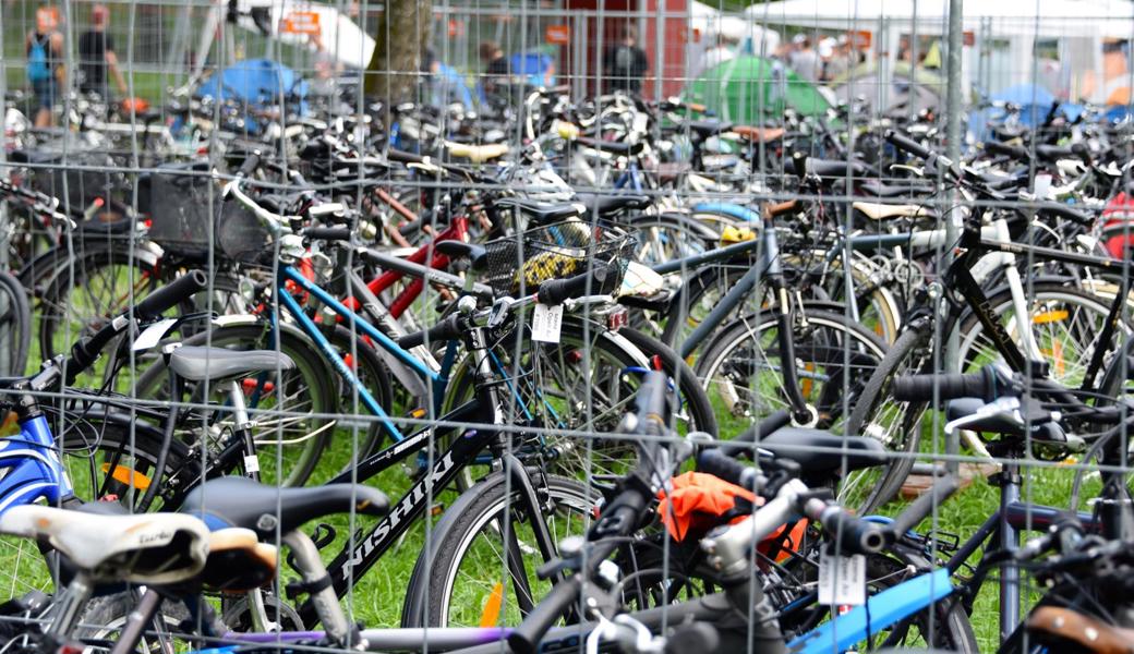 Grenzenlosigkeit auf zwei Rädern: Das ist nicht nur an schönen Wochenenttagen jeweils gut sichtbar, sondern auch am Openair Lustenau, zu dem viele Schweizer mit dem Velo anreisen.