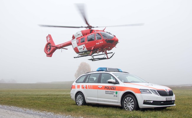 Mann stürzt bei Dacharbeiten von Gerüst: Rega fliegt ihn ins Spital