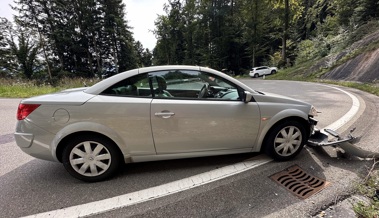 Frau verwechselte Pedalen und geriet auf die andere Strassenseite