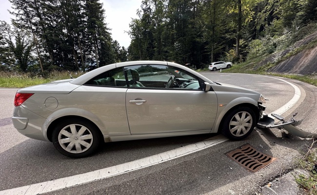 Frau verwechselte Pedale und geriet auf die andere Strassenseite