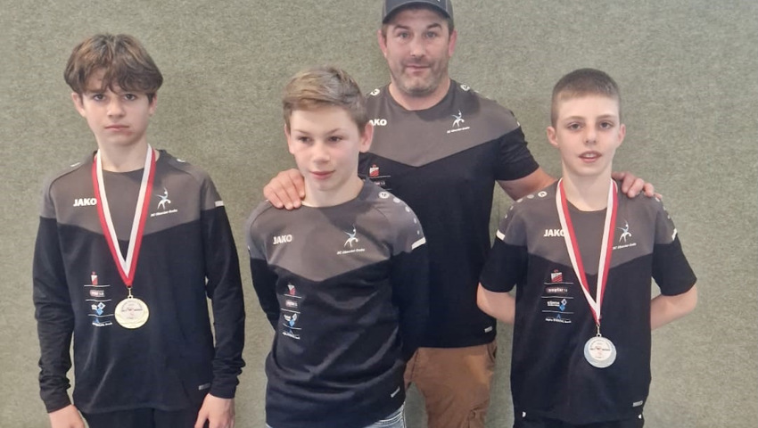 Coach Michael Goldener (hinten) darf zufrieden sein mit dem Einsatz seiner Jungs in Mäder mit (von links) Matyas Kerecsanin, Rio Goldener und Timo Heeb. Coach Michael Goldener (hinten) darf zufrieden sein mit dem Einsatz seiner Jungs in Mäder mit (von links) Matyas Kerecsanin, Rio Goldener und Timo Heeb.