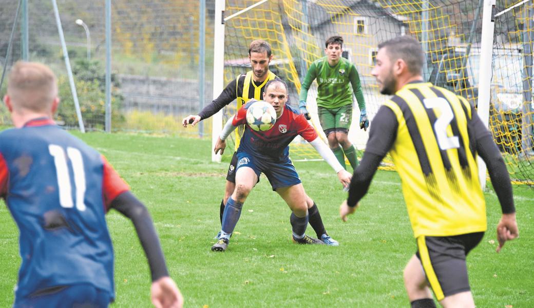 Anton Lleshi schirmt den Ball gegen Fiorina ab. Der Rheinecker schoss im Puschlav ein Tor und bereitete zwei vor. 