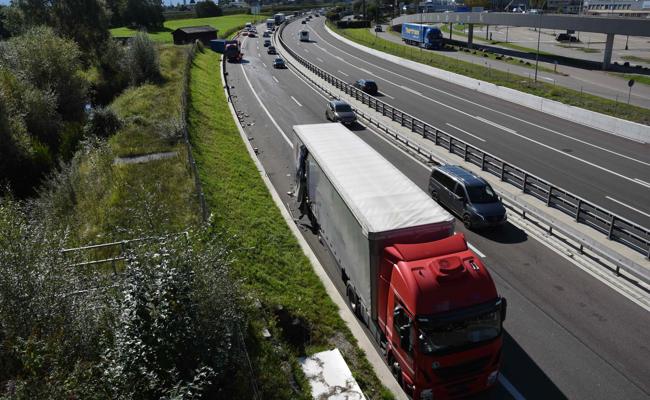 Lastwagen fährt auf Lastwagenanhänger auf