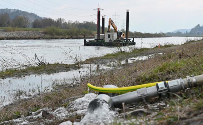 Baggerarbeiten im Rhein dauern noch ein wenig länger