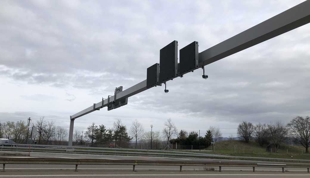 Sensoren an Signalportalen erfassen das Verkehrsaufkommen und passen die Höchstgeschwindigkeit entsprechend an.