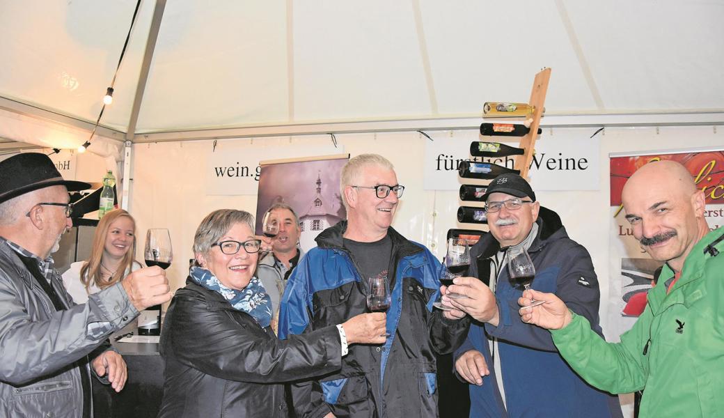 In den Zelten stiessen die Gäste gern mit Weinen aus der Region an. 