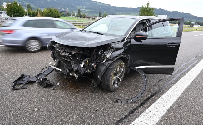 Selbstunfall am Vormittag auf der Autobahn: 25-Jähriger verliert Kontrolle und prallt in Leitplanke