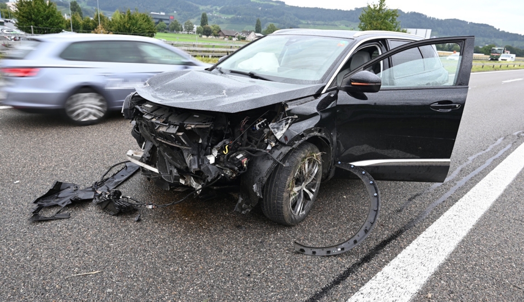 Selbstunfall am Vormittag auf der Autobahn: 25-Jähriger verliert Kontrolle und prallt in Leitplanke