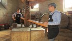 20-köpfige Torkel-Mannschaft presst Wein wie vor Jahrhunderten