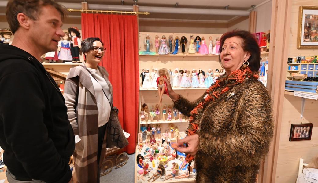 Neckisches Detail: Jeanette Nussbaumer zeigt in ihrem Museum in Rüthi eine Puppe, die Zwillinge erwartet.