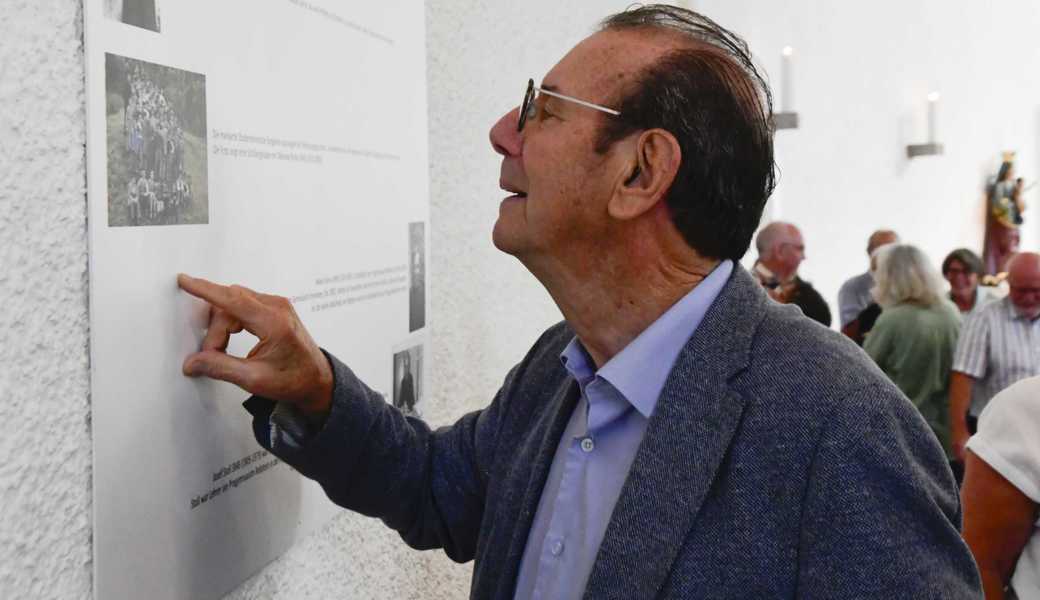 Der Rebsteiner Josef Büchel hat das Progymnasium ab 1949 besucht. Hier sucht er auf der Bildertafel ein Bild von ihm. 