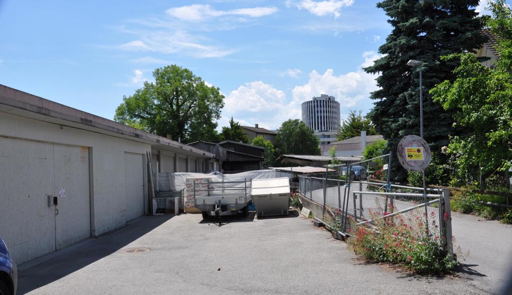 Erlenstrasse Blickrichtung Bahnhof. Bauten links swerden rückgebaut, reche befinden sich Privatgrundstücke.