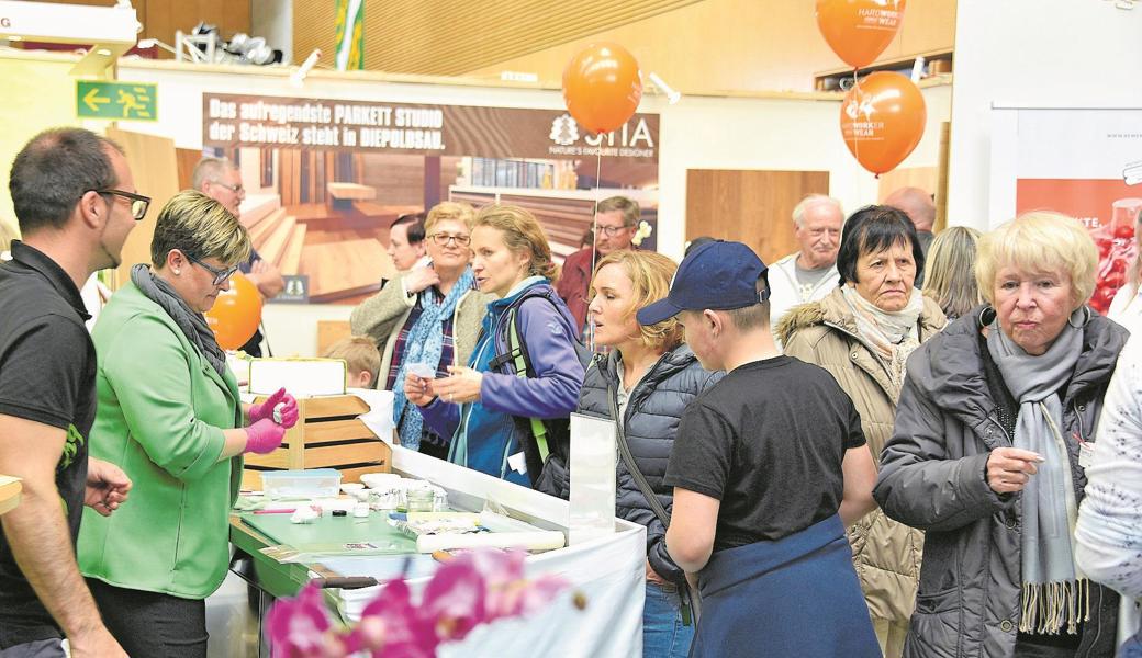 Viele Anbieter, viele Besucher: An der Diga nutzten sie die Gelegenheit, sich näher zu kommen.