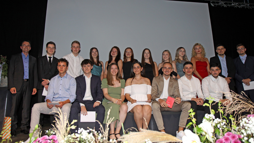 Klasse E-Profil 20a, hinten, v.l.: Lehrer Simon Good, Jamie Schmenger, Montlingen; Fabio Beerle, Goldach; Noée Züst und Indira Jäger, Diepoldsau; Michelle Allemann, Oberriet; Amra Mahmutovic, Wolfhalden; Gina Ammann, St. Margrethen; Kim Ulmann, Thal; Elma Ceman, Heerbrugg; Isa Avdija, St. Margrethen; Emil Useini, Diepoldsau; vorne: Dionys Schett, Widnau; Fabian Dierauer, Berneck; Lisa Rohner, Altstätten; Laurenta Thaqi, Widnau; Brilant Ibrahimi, Balgach; Arsim Alili, St. Margrethen; Shabi Avdiu, Heerbrugg.
