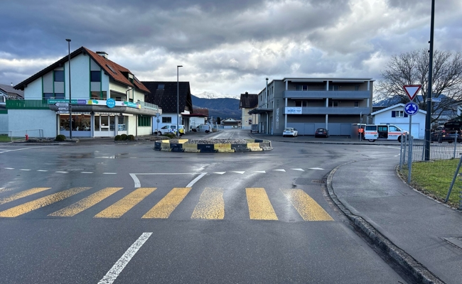 Auto und E-Bike stiessen im Kreisel zusammen - Velofahrerin im Spital