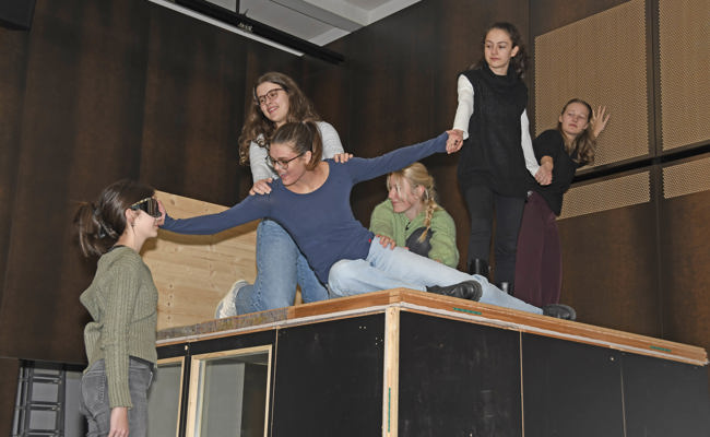 Shakespeare trifft auf Aliens: Kanti-Theatergruppe studiert «Dreamland» voller Energie und Leidenschaft ein