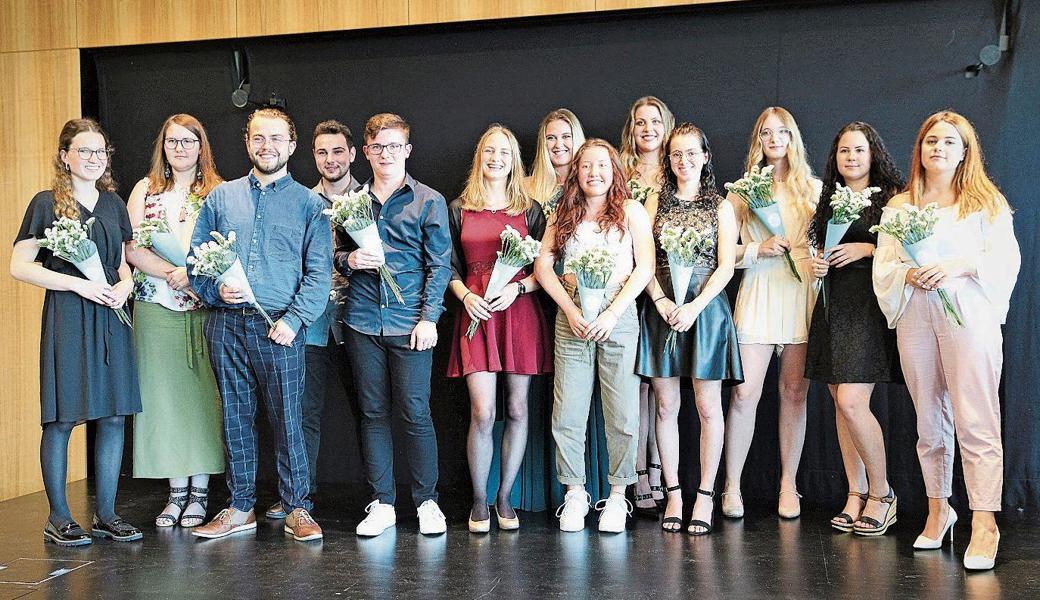BMWL18a und 18b mit Berufsmatura, von links: Agnes Bommeli, Chantal Sieber, Adam Szwed, Janick Federspiel, Tim Bianchi, Sarah Hirt, Fiona Indermaur, Laura Oehler, Sarah Heller, Saskia Zäch, Maxima Hampel, Vanessa Kisling, Chiara Papantuono.