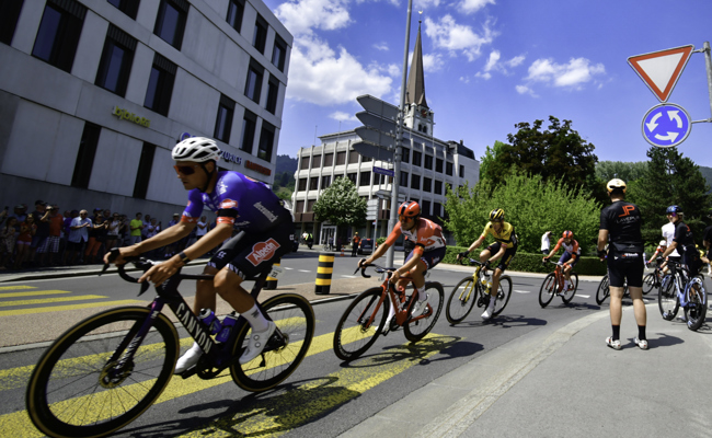 Die Tour de Suisse rollte durchs Rheintal – die Profis sprinteten nicht um die Bergpreispunkte