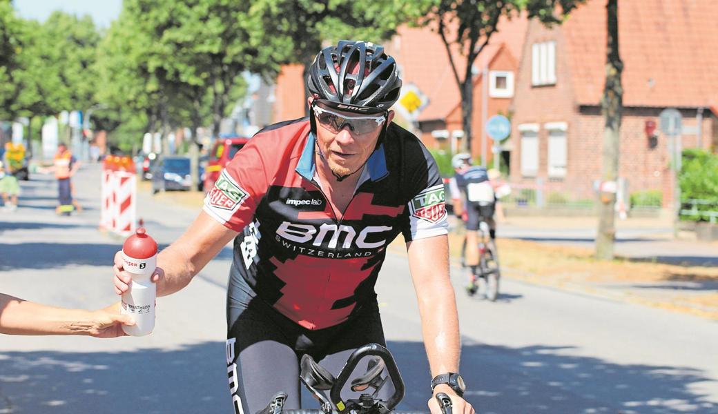 Carsten Sacher legte 67 Schlaufen à acht Kilometer zurück und leistete mit einer Zeit von 19:54 Stunden seinen Beitrag zum Staffel-WM-Titel mit Schwimmer Ingo Fischer und Läufer Jan-Olof Wadehn.  Carsten Sacher legte 67 Schlaufen à acht Kilometer zurück und leistete mit einer Zeit von 19:54 Stunden seinen Beitrag zum Staffel-WM-Titel mit Schwimmer Ingo Fischer und Läufer Jan-Olof Wadehn.