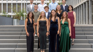 Klasse 4NePe Hinten, v.l.: Abdullah Khan, Samuel Raschle, Fernando Saguer, Moritz Röhrig. Mitte, v.l.: Tobias Bächi, Timo Gantenbein, Fiona Vetsch, Margit Kopp (Klassenlehrerin). Vorne, v.l.: Malin Degani, Julia Niederacher, Ilona Köppel, Emma Roduner.