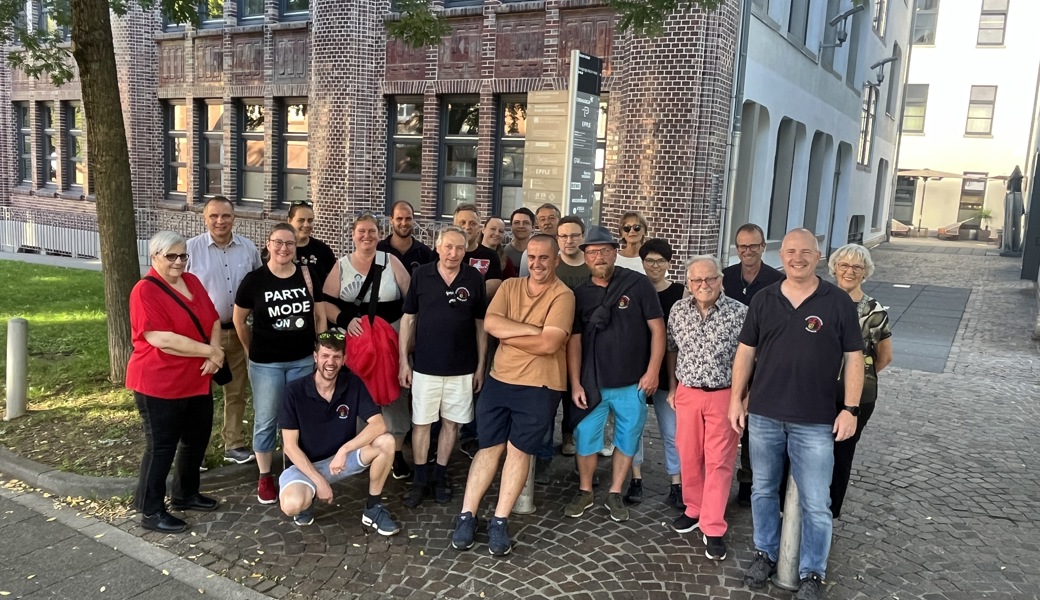 Die Reisegruppe neben dem Hotel in Stuttgart.