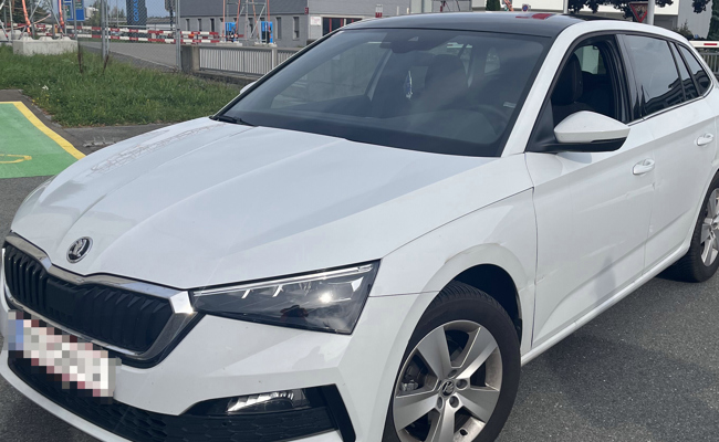 Autofahrerin gerät in Leitplanke: Polizei sucht Zeugen nach riskantem Spurwechsel