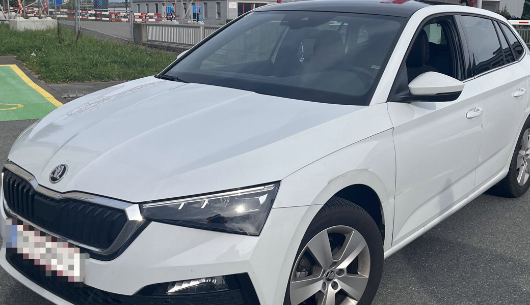 Autofahrerin gerät in Leitplanke: Polizei sucht Zeugen nach riskantem Spurwechsel