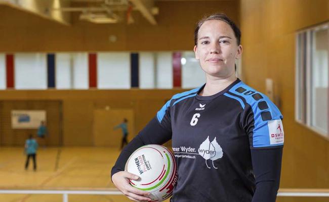 Frau trainiert die SVD-Faustballer