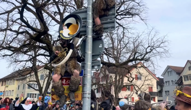 Lange Wartezeit zur Kinderfasnacht auf der Altstätter Breite