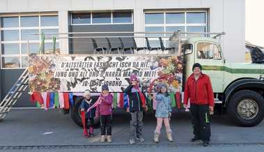 Kinder schmücken Oldtimer: Unter dem Motto «Fraasli» fährt er am Umzug mit