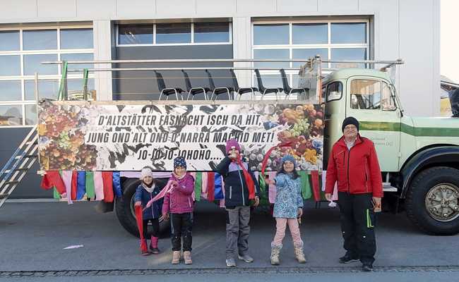 Kinder schmücken Oldtimer: Unter dem Motto «Fraasli» fährt er am Umzug mit