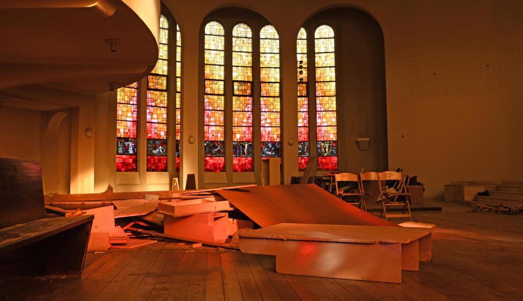 Die meisten Kirchenbänke sind ausgeräumt. 