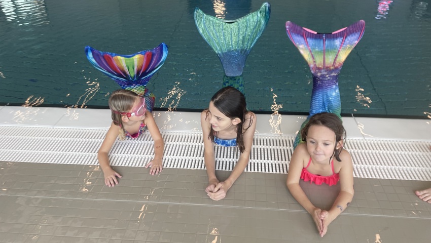Gib Flosse, Schwester: Meerjungfrauen im Hallenbad Gib Flosse, Schwester: Meerjungfrauen im Hallenbad