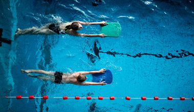 Überlebenswichtige Kompetenz vernachlässigt: Lücken im Schwimmunterricht