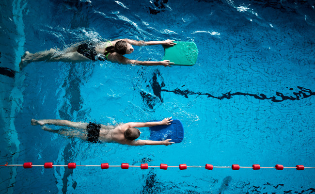 Überlebenswichtige Kompetenz vernachlässigt: Lücken im Schwimmunterricht