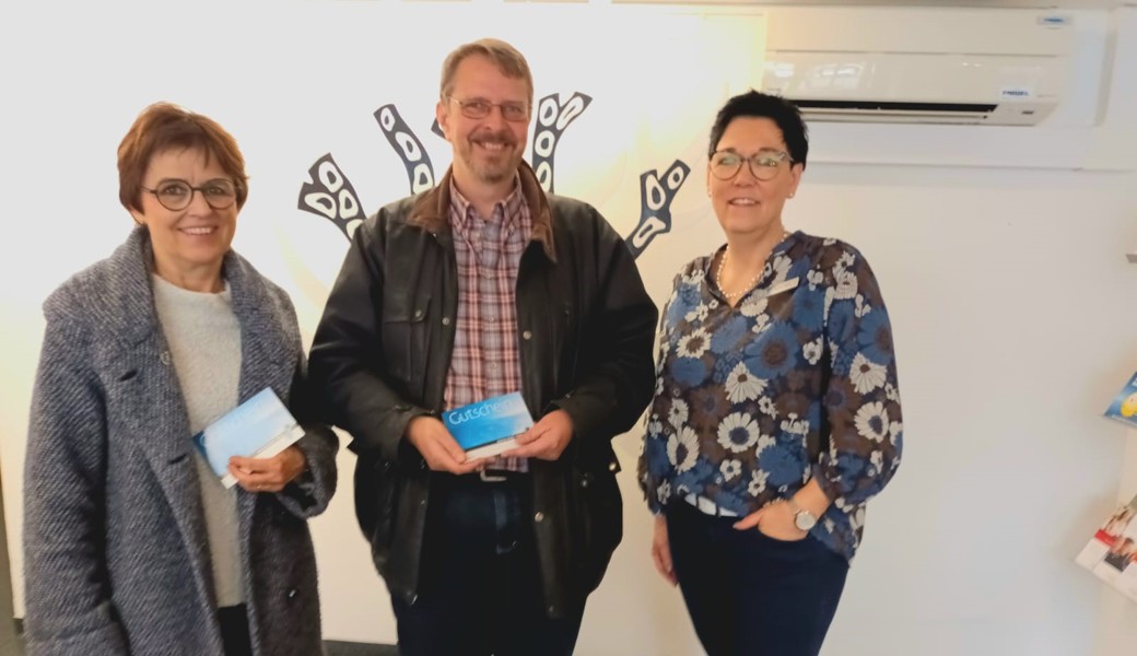 Frau Doris Zünd (l.) erhält von Sandra Weder, Akustik-Assistentin Kühnis Hörwelt Altstätten (r.) Fr. 300.-- Warengutschein für den 1. Platz. Herr Max Tinner (m.) durfte für den 3. Platz einen Gutschein von Fr. 100.-- entgegen nehmen und Herr Theo Linke (fehlt) erhält Fr. 200.-- für den 2. Platz. 