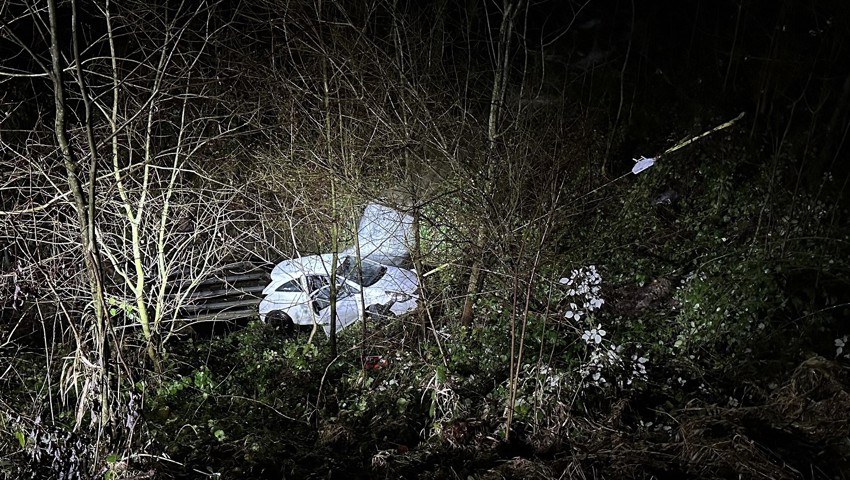 Unfall im Bruggtobel: 21-jähriger Autofahrer kam von der Strasse ab Unfall im Bruggtobel: 21-jähriger Autofahrer kam von der Strasse ab