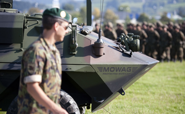 Bewachte Blumen: Plötzlich knien Soldaten vor dem Gartenzaun