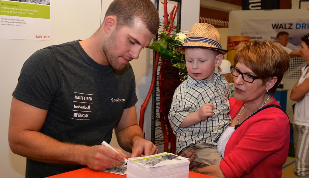 Auch in Walzenhausen schrieb Marc Bischofberger viele Autogramme.