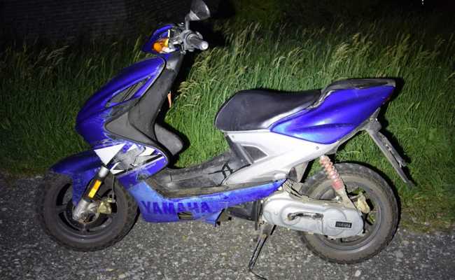 Ein 17-jähriger Rollerfahrer stürzte auf nächtlicher Fahrt und verletzte sich schwer