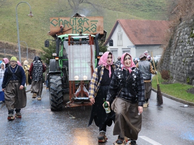 Am Walzenhauser Umzug rieselte es Konfetti und Schnee