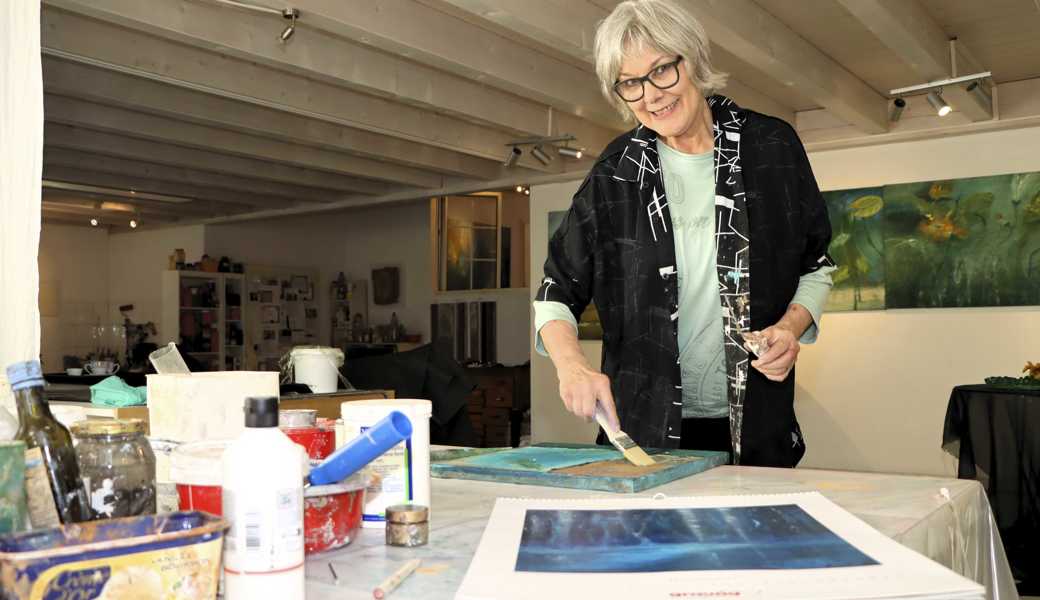 Verena Brassel in ihrem Atelier in Altstätten: Sie hat den neuen Gravag-Kalender gestaltet.
