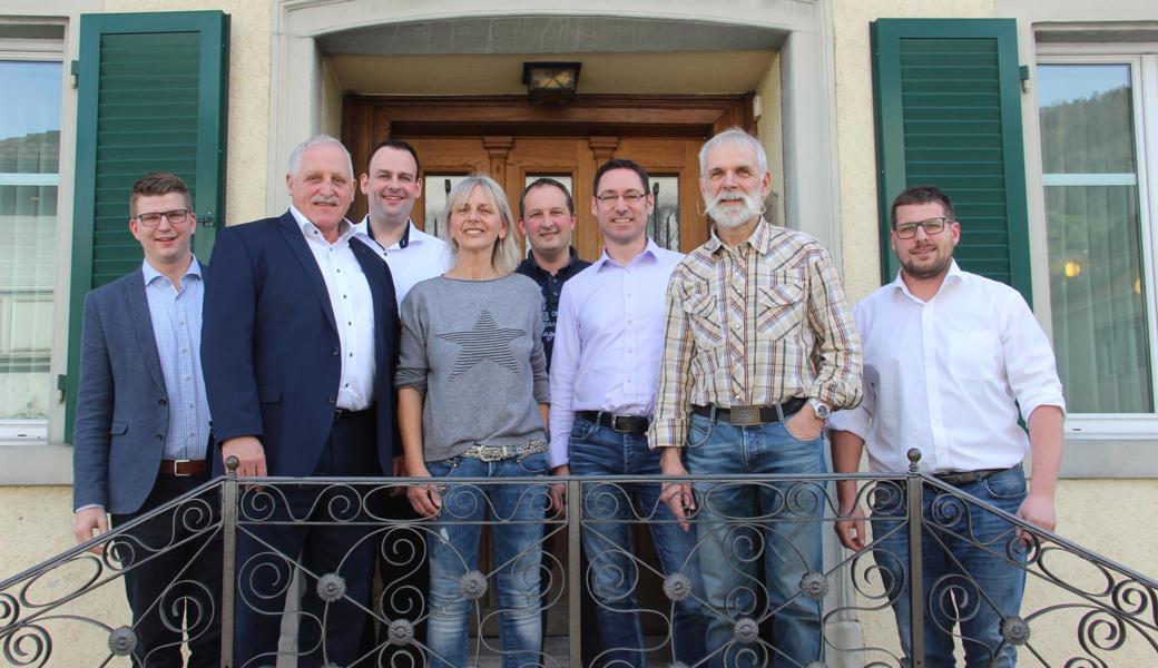 Die gleiche Gruppe ergänzt: ganz links freut sich der in den Nationalrat aufgestiegene Mike Egger mit den Gewählten, und rechts ist Wahlkampfleiter Christian Freund zu sehen.