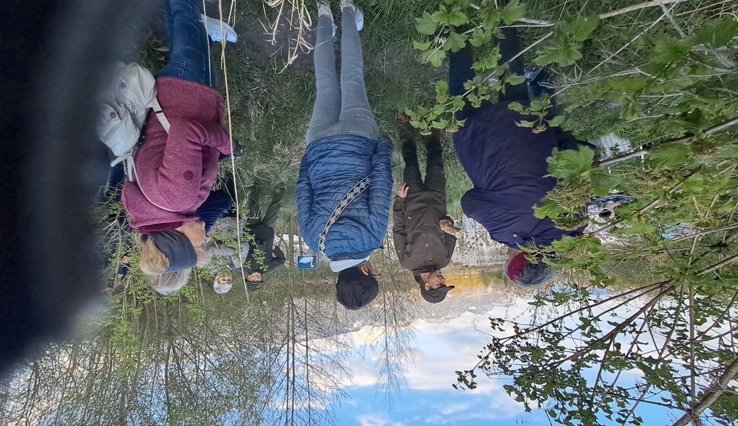 Gespannt lauschten die Diepoldsauer Bäuerinnen und Landfrauen den kundigen Jägern auf ihrer kürzlich durchgeführten Jagdexkursion. Bild: Sonja Rohner
